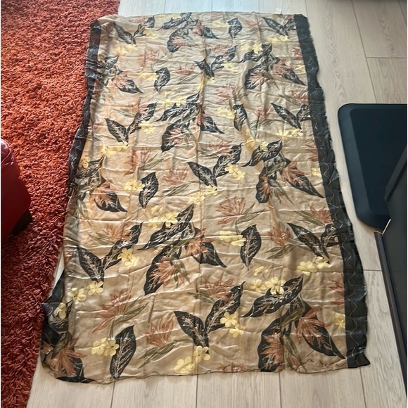 Kismet of Hawaii, Gorgeous Large Scarf/Wrap, Excellent Condition, Size 42x66 - Picture 2 of 4
